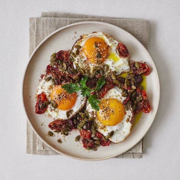 Huevos con Costra de Semillas de Calabaza y Tomate Seco con Perejil