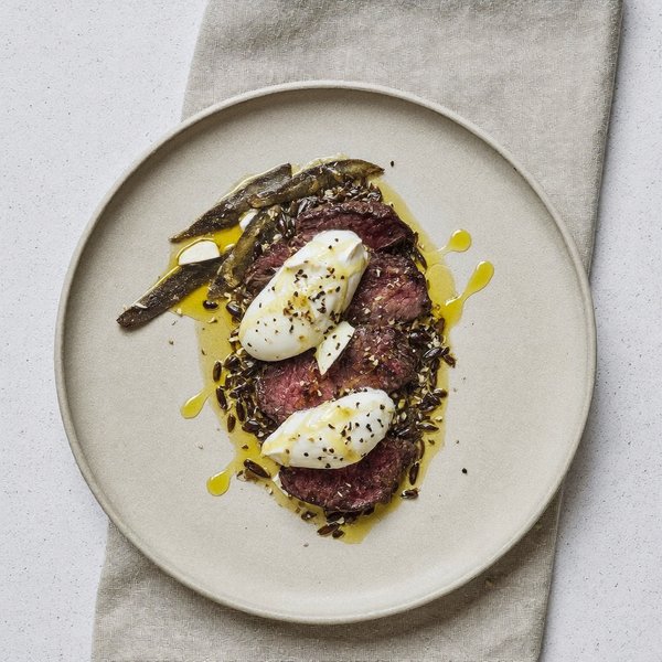 Tagliata de Res Piamontesa con Salsa Bagna Càuda, Huevo Suave y Lentejas Calientes