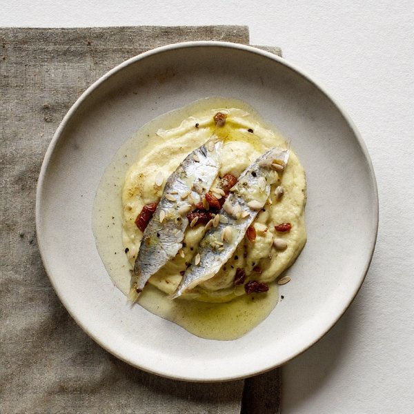 Sardinas en Saor con Polenta Suave y Agrodulce de Girasol y Pasas