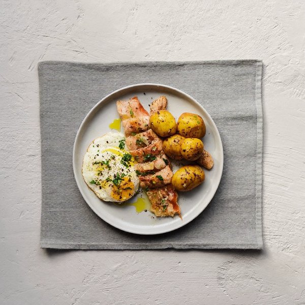 Plato de Desayuno de Bacalao Gallego con Huevo Suave, Papa con Pimentón y Aceite de Perejil