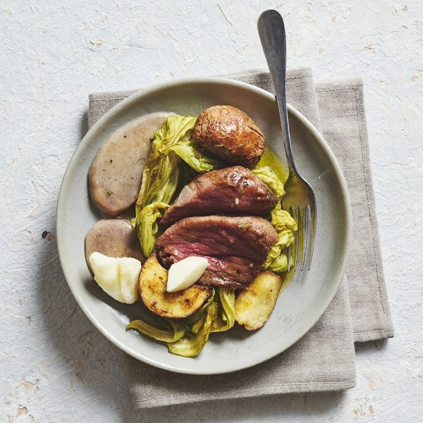 Carne de Res Cocida a Fuego Lento con Papa Dulce, Repollo y Caldo de Huesos