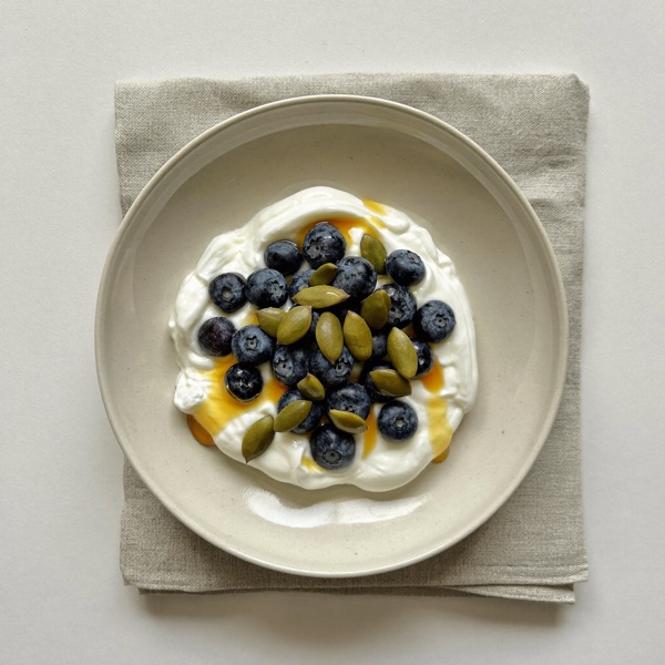 Griechische Joghurtbowl mit Beeren und Kernen