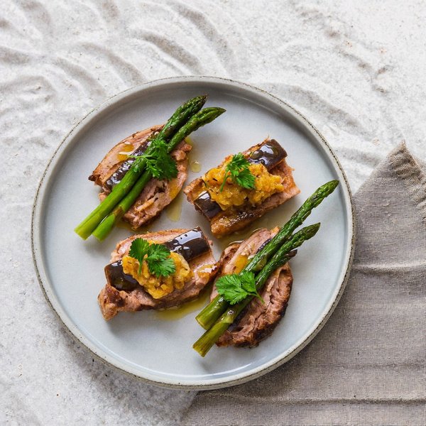 Pintxo de Anchoas Cantábricas y Cordero con Picada de Pepitas y Espárragos Asados