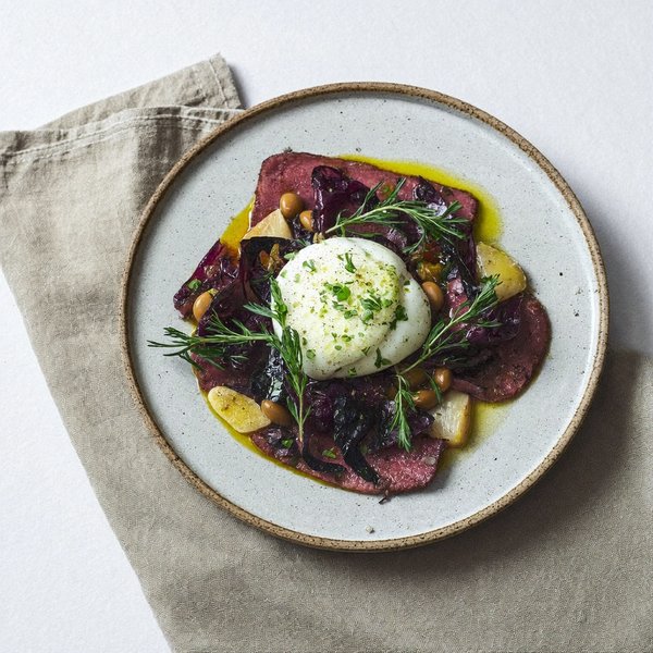 Tagliata de Res Emilian con Huevo Suave, Cannellini de Romero y Acelga Marchita