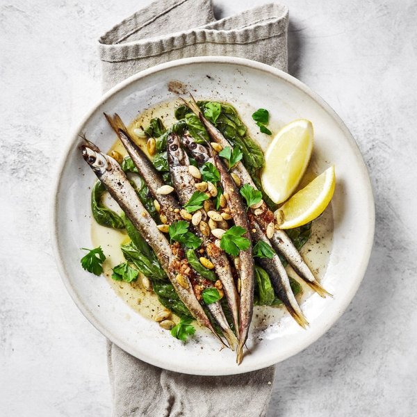 Tapa de Boquerones Andaluz con Espinacas Marchitas, Semillas de Calabaza y Pimentón