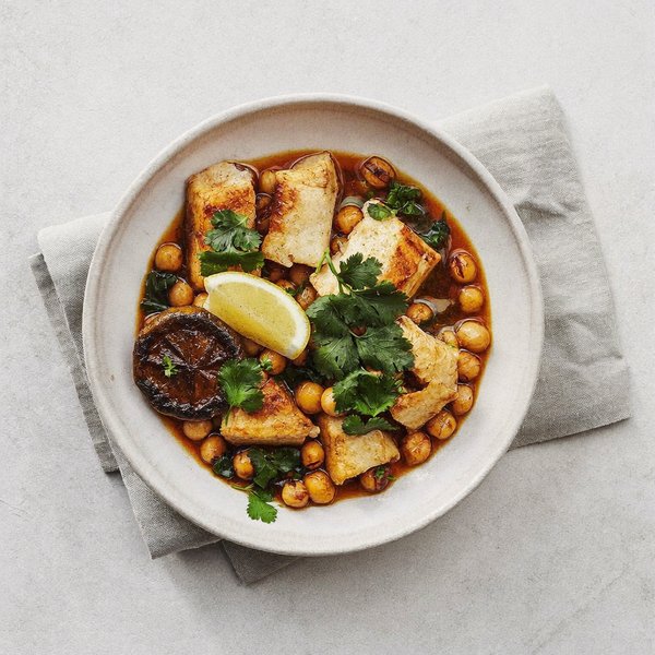 Tajín de Bacalao y Garbanzos Marroquí con Limón Conservado y Cilantro