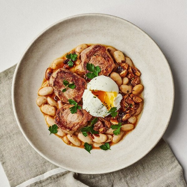 Cerdo Estilo Fabada Asturiana con Azafrán, Frijoles Blancos y Picada de Semillas de Calabaza