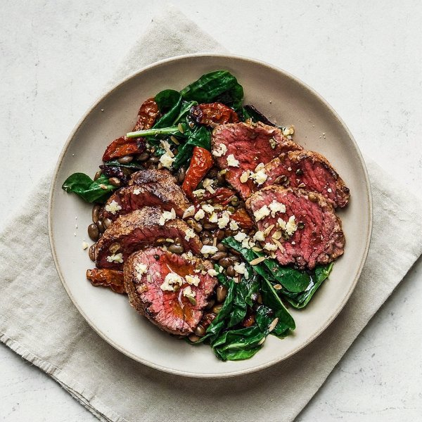 Sartén de Carne con Tomate Seco, Lentejas, Espinaca Marchita y Semillas de Calabaza