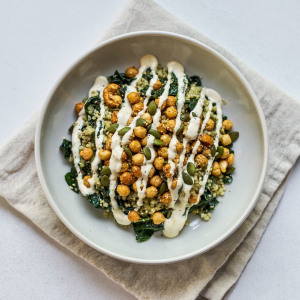Buddha Bowl mit Kichererbsen und Cashews