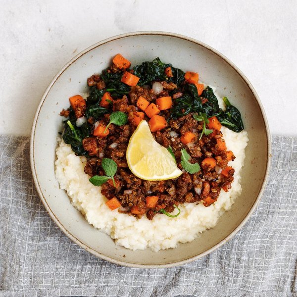 Sartén de Carne Molida con Especias Berber AIP y Puré de Yuca con Espinacas Marchitas