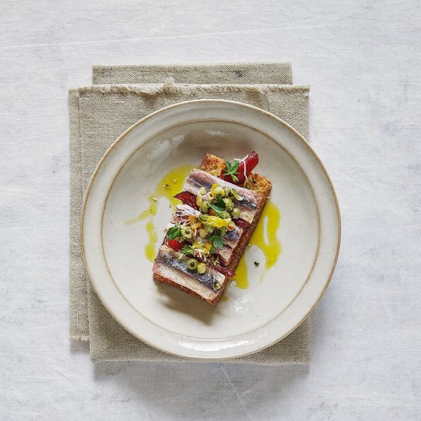 Crostini de Caballa Calabresa y Pimiento Asado con Salsa de Alcaparras y Limón