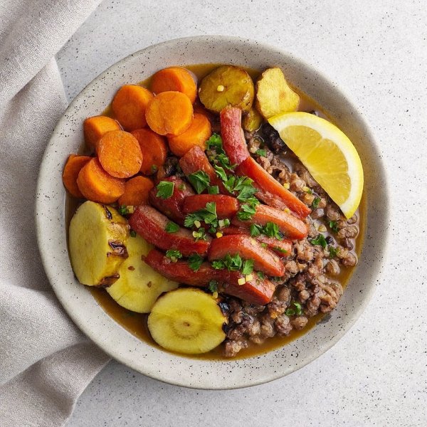 Tazón de Almuerzo AIP de Carne de Res y Hígado de Ternera con Yuca y Raíces Asadas