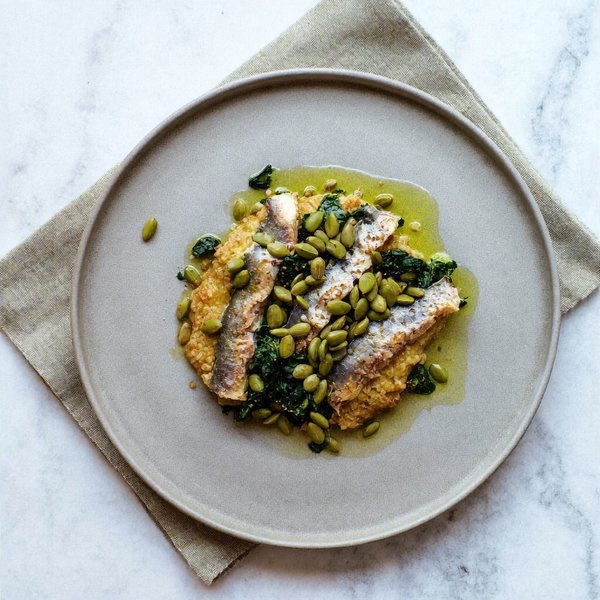 Farinata de Sardinas Toscano con Espinacas Marchitas y Gremolata de Semillas de Calabaza