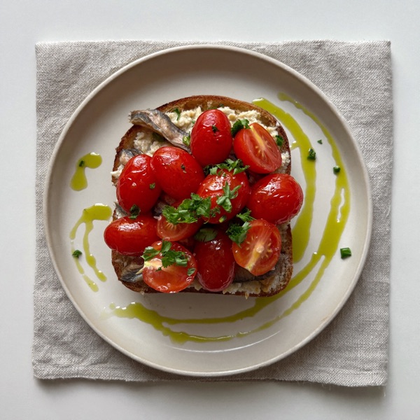 Tartine de sardine et tomate à l'huile d'olive