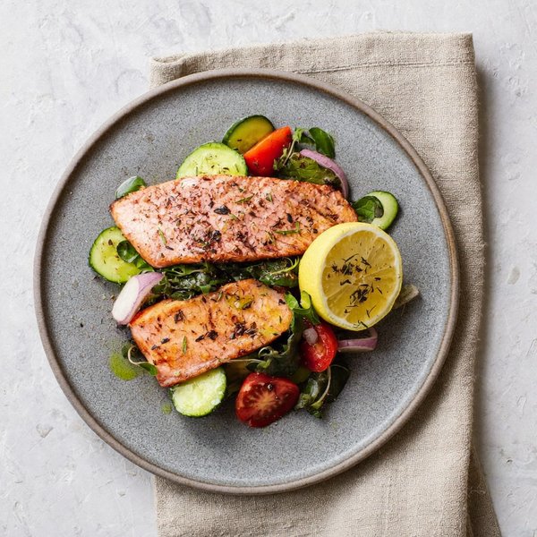 Ensalada de Salmón a la Parrilla con Verduras Mixtas