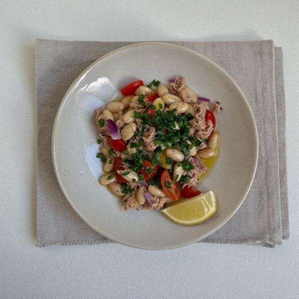 Frühstücksbowl mit Thunfisch und weißen Bohnen, Zitrone und Petersilie