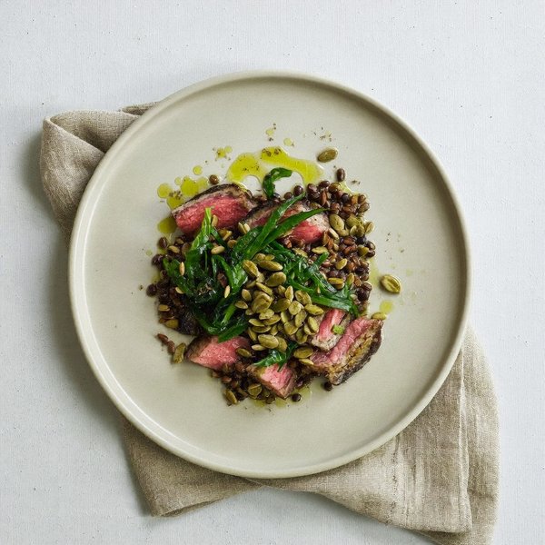 Almuerzo Sardinense de Carne y Lentejas con Acelga Marchita y Gremolata de Semillas de Calabaza