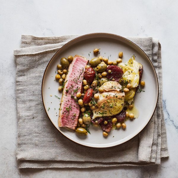 Hash de Atún y Garbanzos al Estilo Pugliese con Hinojo Asado, Aceitunas y Orégano
