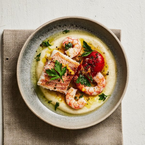 Brodete de Bacalao y Camarones sobre Polenta Suave con Laurel y Perejil
