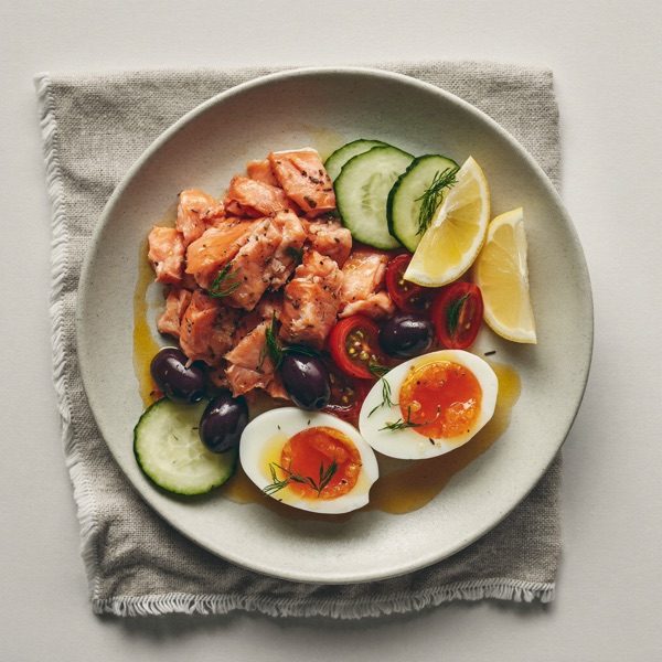 Assiette repas méditerranéenne au saumon et à l'œuf