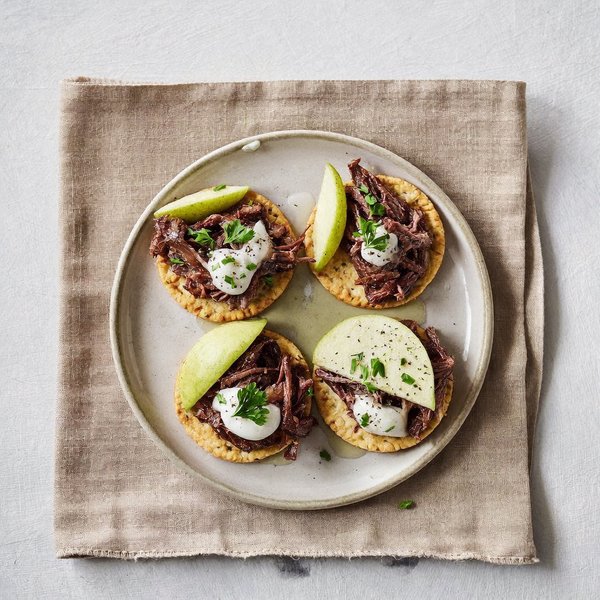 Bocaditos Rústicos de Res AIP sobre Galletas de Yuca con Manzana y Salsa de Coco-Limón