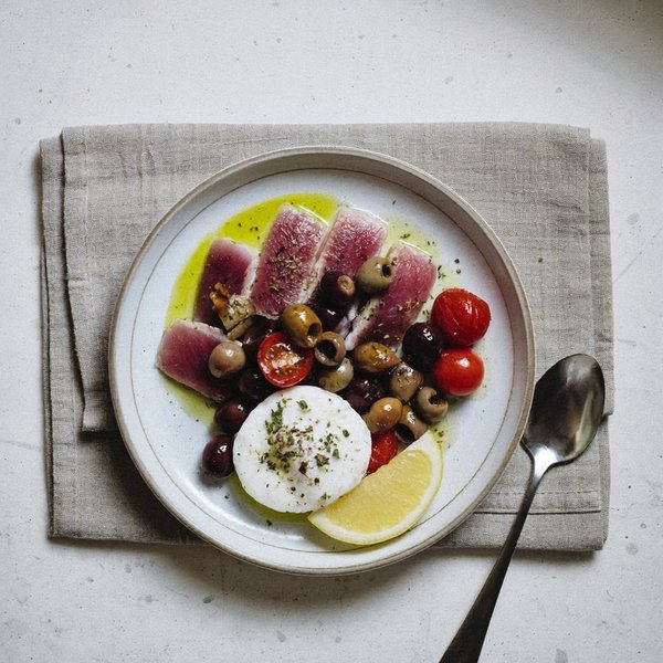 Plato Pugliese de Atún y Huevo Blando con Tomate Cherry, Aceitunas y Orégano