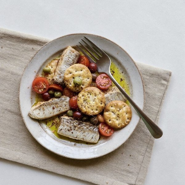 Mezze de Sardinas Levantinas con Aceitunas, Tomate y Galletas de Za'atar