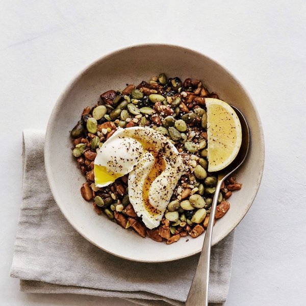 Tazón Egipcio de Ful Medames con Huevo Blando, Semillas de Calabaza y Limón