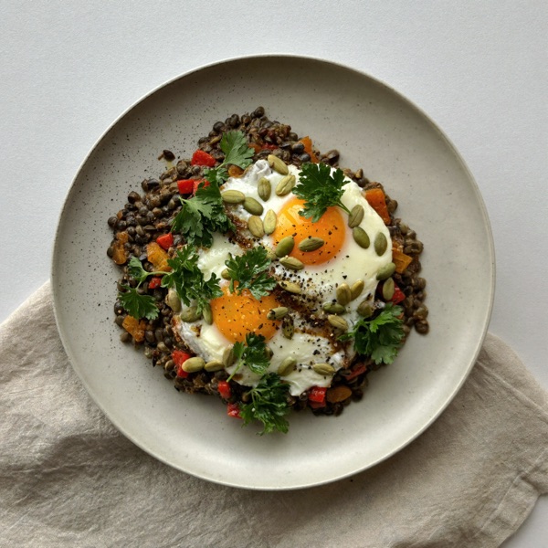 Frühstückspfanne mit Linsen und Ei