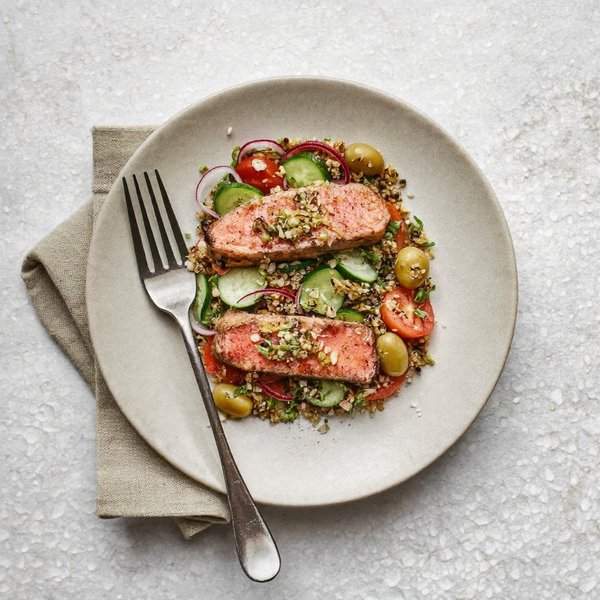Panzanella al Estilo Toscano con Quinoa, Atún Sellado y Gremolata de Semillas de Girasol