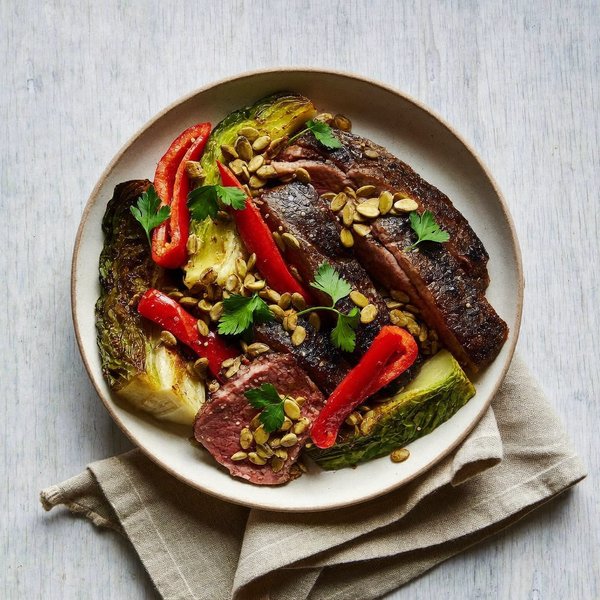 Carne de Res Asturiana en Sartén con Repollo Asado, Pimiento y Picada de Semillas de Calabaza