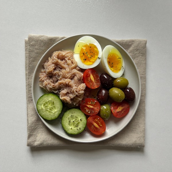Mezze-Teller mit Thunfisch und Ei und Oliven