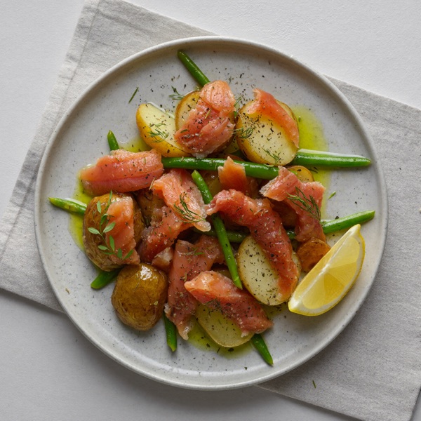 Teller mit geräucherter Forelle und Kartoffelsalat