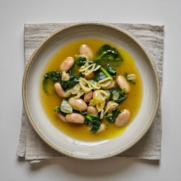 Spinat-Bohnen-Suppe mit weißen Bohnen und Zitrone