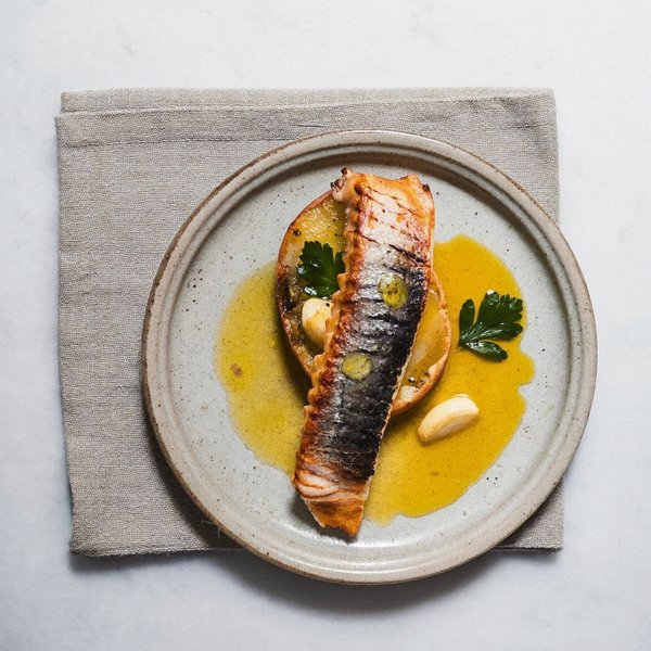 Bocado de Bacalao Desmenuzado con Pimentón y Papa con Aceite de Perejil