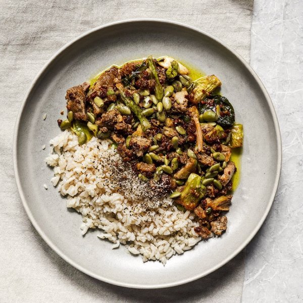 Hashweh de Cordero Especiado Libanés con Arroz de Semillas de Calabaza y Repollo Asado