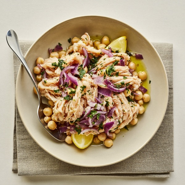 Thunfisch-Kichererbsen-Salat mit roter Zwiebel und Petersilie