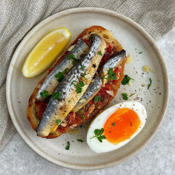 Mackerel Ahumado Andaluz sobre Pan con Tomate con Huevo Pochado y Pimentón