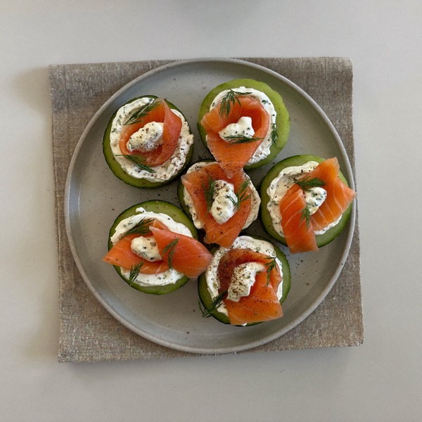 Gurken-Häppchen mit Räucherlachs und Frischkäse