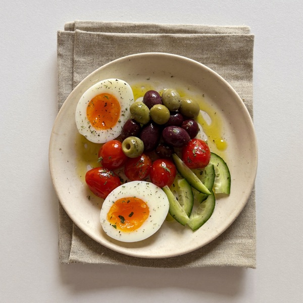Mezze-Teller mit Ei und Oliven und Gurke