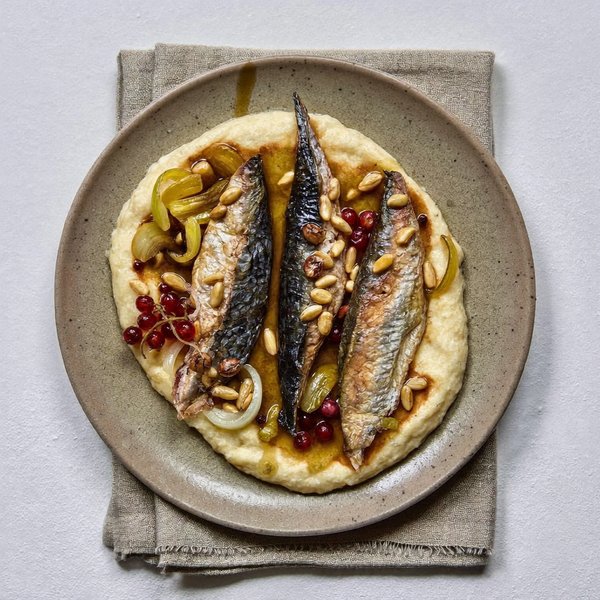Sardinas Venezianas en Saor sobre Polenta Suave con Piñones y Pasas