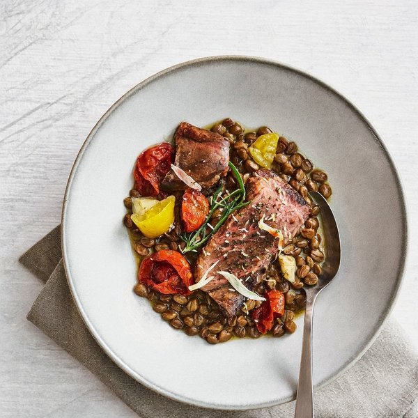Spezzatino de Res al Estilo Romano con Lentejas, Romero y Tomate