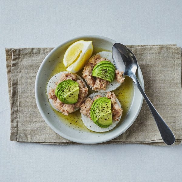 Atún y Aguacate en Tortitas de Arroz