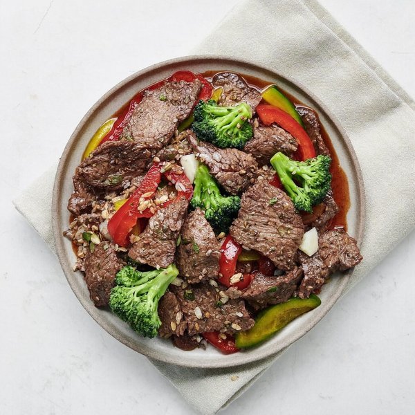 Salteado de Res y Verduras con Arroz Integral