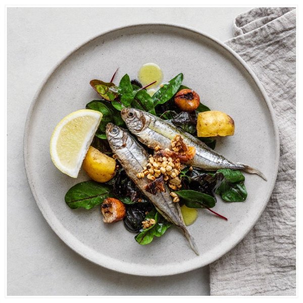 Sardinas Cretenses sobre Verduras Silvestres con Nuez de Brasil y Limón