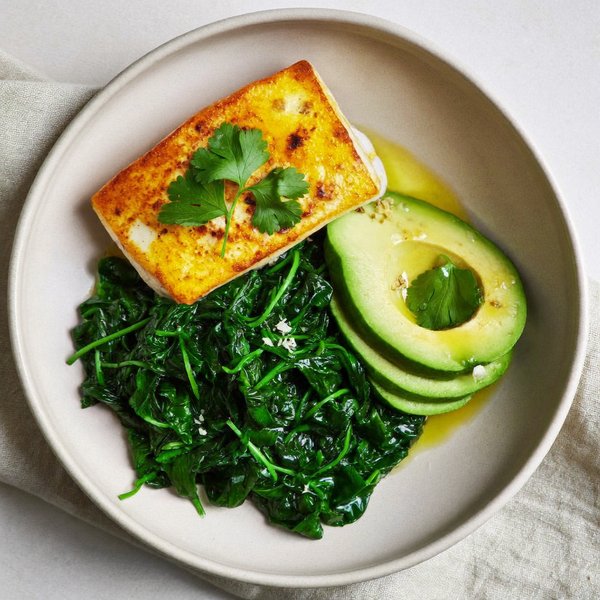 Sartén de Desayuno con Bacalao y Jengibre con Espinacas Marchitas y Cúrcuma