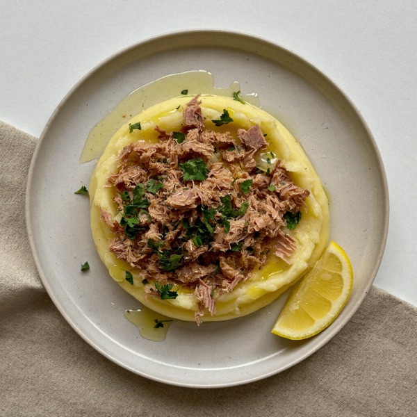 Teller mit Thunfisch und Olivenöl-Kartoffelpüree