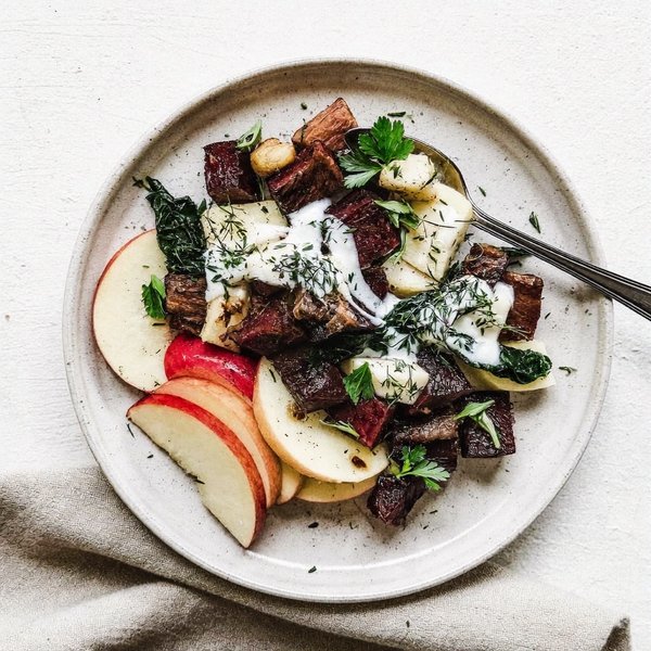 Hash de Cordero AIP y Betabel Asado con Espinacas Marchitas, Manzana y Salsa de Coco-Limón