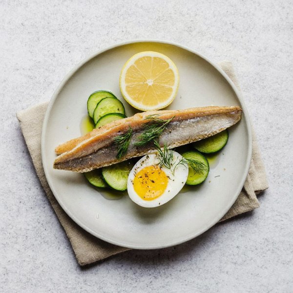 Plato de Caballa Ahumada Sephardí con Huevo Blando, Pepino y Eneldo