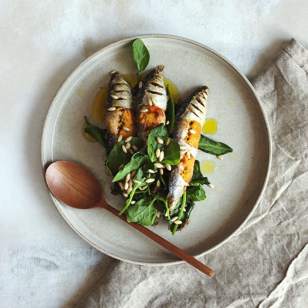Sardinas con Cúrcuma y Jengibre sobre Verduras Marchitas con Aderezo de Aceite de Oliva y Limón